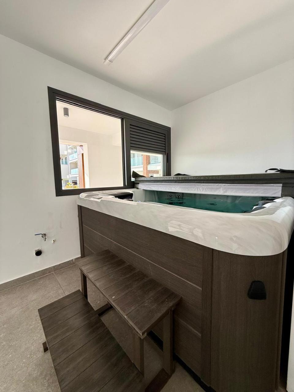 And Chill -luxury In Kato Pafos
